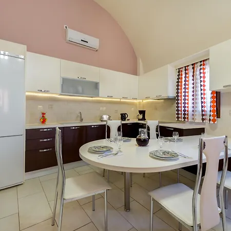 Akrotiri Apartman